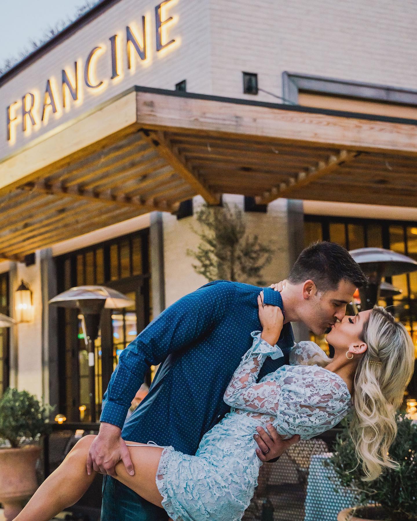 Romantic Restaurants in Arizona: @francinerestaurant 🤍 Though in the heart of the desert in Scottsdale Fashion Square's luxury wing, Francine will transport you and your special someone to the South of France, no flight required. Light, bright and full of life, the 5,000-sq.-ft. space was designed in homage to the French-born founder's mother, famous in her region for epic garden and dinner parties both intimate and grand. Francine feels like you are in her home, being hosted with love and care. The cuisine matches the atmosphere, with delicate takes on the best dishes from the Mediterranean, an expansive wine menu, and seasonal signature cocktails that are almost to pretty to sip.  📸: @stephaniekellyphoto