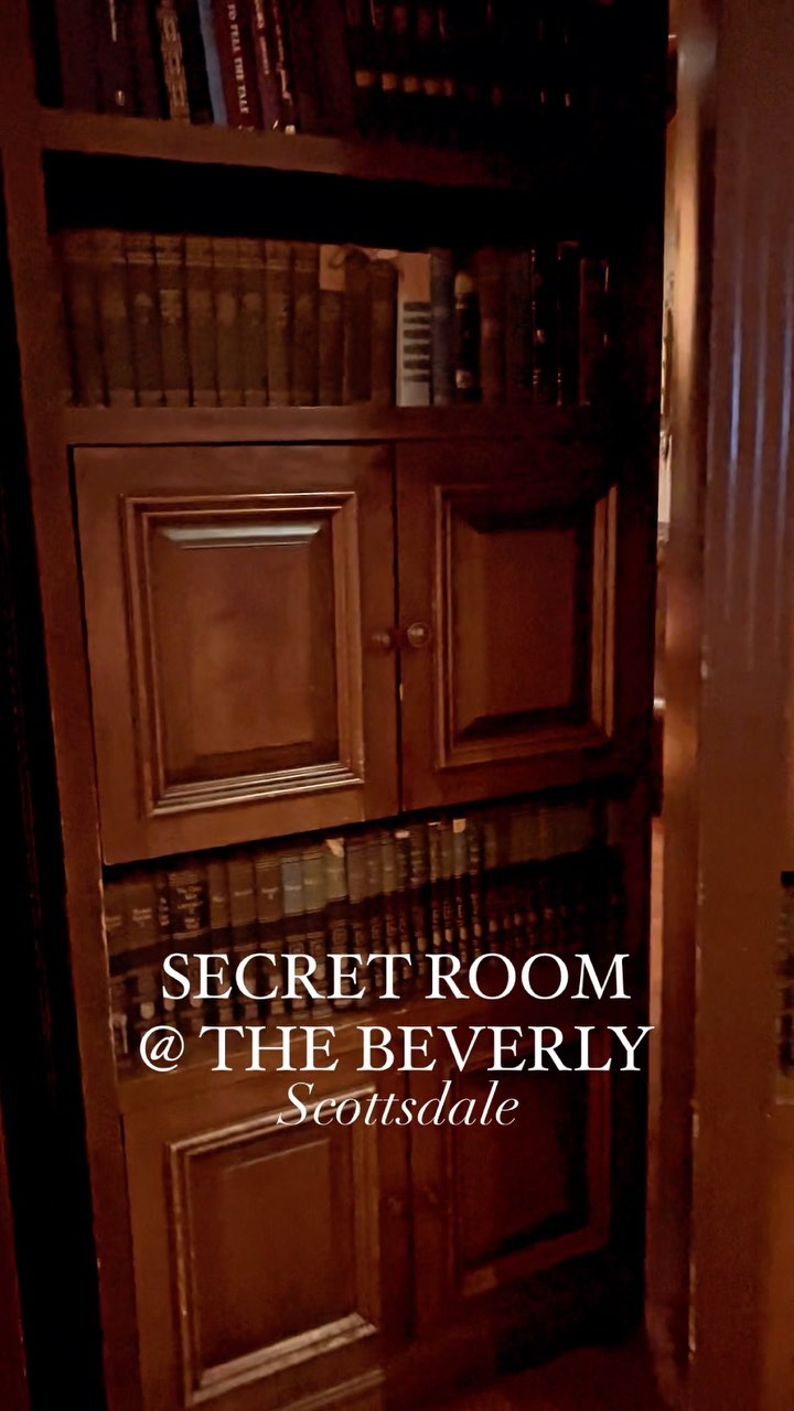 Looking for a unique and special place to host a private event? Look no further than the secret room at @beverlyonmain in Old Town Scottsdale 👀 Hidden discretely behind a bookshelf, this exclusive hideaway is stylishly appointed, holds 15-20 people comfortably and has a private bathroom, it’s own sound system, and (of course) a two way mirror. 🗝🤫