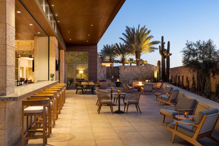 Hilton North Scottsdale at Cavasson - Desert Pony Tavern outdoor seating